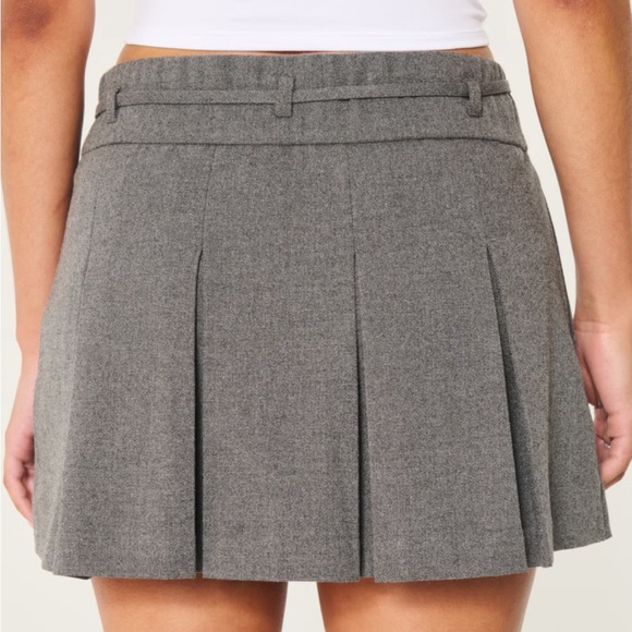 Hollister MID-RISE PLEATED MINI SKORT - Size M - Never Worn - Picture 4 of 5